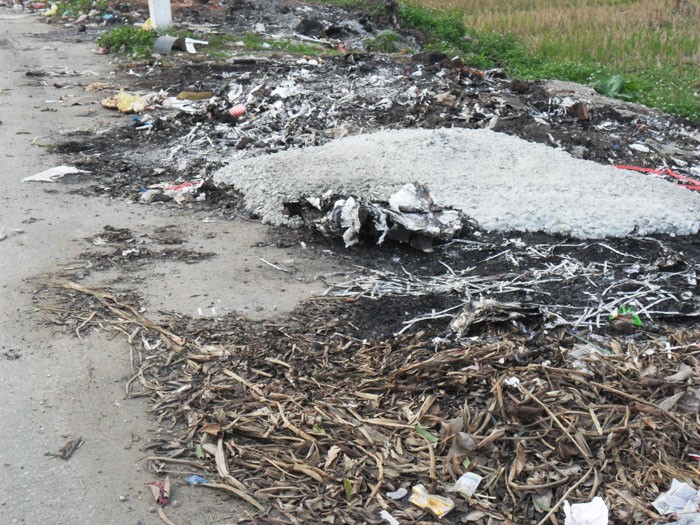 Những bãi rác nhỏ thế này xuất hiện dày đặc dọc quốc lộ 5, đoạn qua địa phận tỉnh Hung Yên.